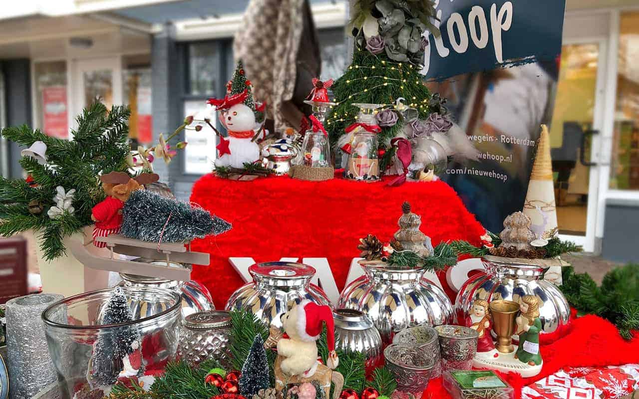 Kringloopwinkel kerstmarkt tafel opgemaakt in Dordrecht